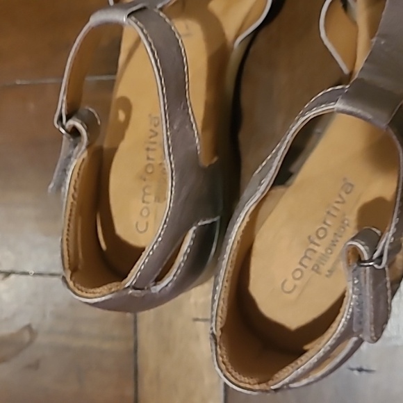 Comfortiva Pillowtop Persa in Metallic Leather Sandal 7N - Picture 4 of 7